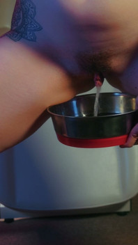 Goddex sudoroso alimenta su baño humano: mear, adoración de culo, saliva y devoción de cuerpo completo en un caluroso día de verano