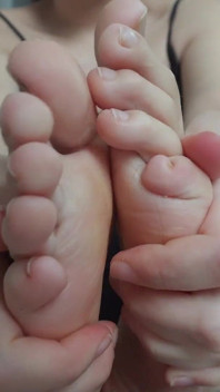 Minha meia-irmã experimenta como é usar meias tabi japonesas e depois brinca com seus pés e dedos