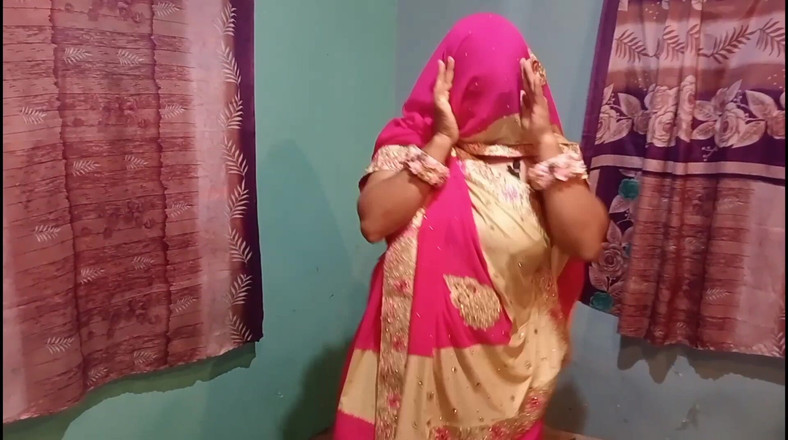 Gulaab: Bhabhi seksi menari dalam saree dengan dikongkek oleh saya