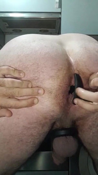 Chipeș dolofan, cu penis mare și gros, cu inel sexual și dop anal mare în fundul meu, în prim-plan