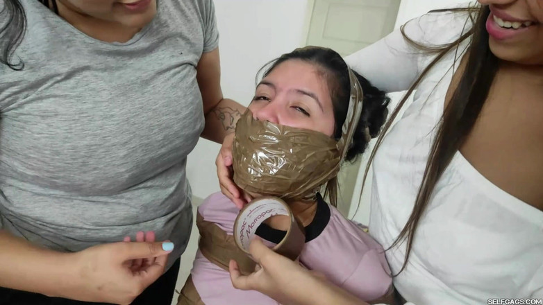 Selfgags Latina Bondage: 묶이고 대물 재갈을 묶고 싶어하는 Mary!