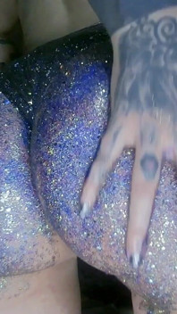 Une fille alternative masse son cul et se fait fesser par des paillettes