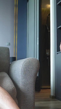 Spie werkt en haar vriendin krijgt de lading