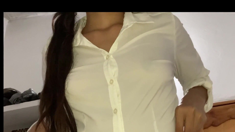 HomemadeTeenhot18: 制服姿のセクシーティーン18のリアル国内ビデオ、彼女はビデオを先生に送りました。
