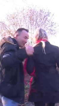 Vyzvednutá blonďatá zralá žena s velkými prsy dostane nálož