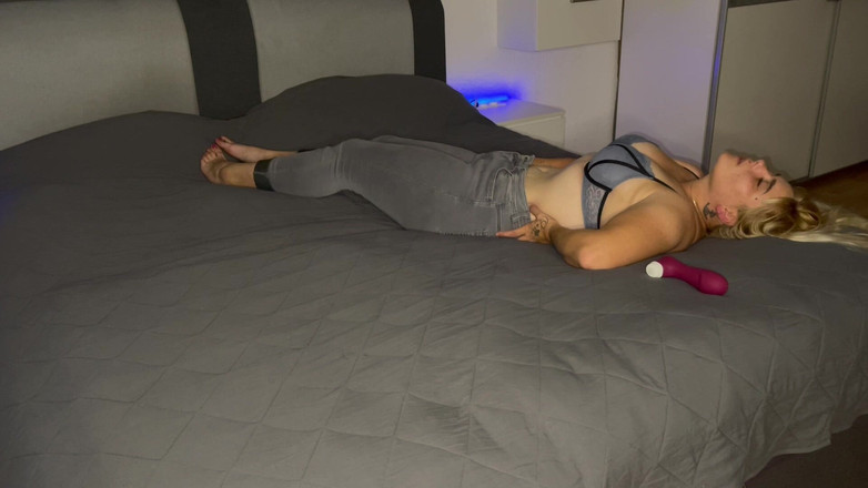 Bonieclydeerotik: オナニーベッド 2回イキ クリトリス 回転 クリトリス揉み 手マン 満足感 複数回のオーガズム 濡れ 淫乱