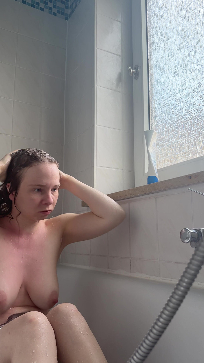 SweetLucy96: Peed in the Bathtub
