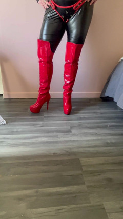 Maitresse Clara: Dévouement Total Pour Mes Cuissardes