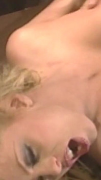 Blonde schönheit wird in der bar grob gefickt