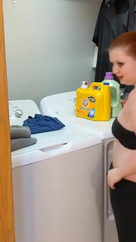 Adik tiri kecil tersangkut dalam pengering