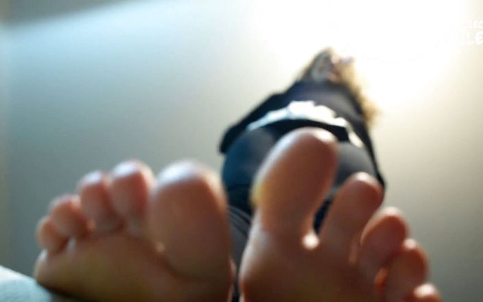 Czech Soles - foot fetish content: Великаншка топает ступнями в любительском видео