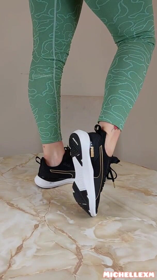 Michellexm: Sexy blondýna tenisky zkouší