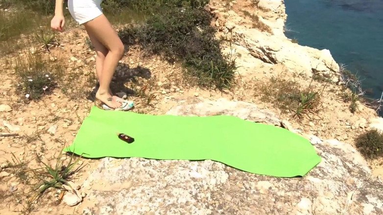 Real Agent: Przed opalenizną seksowną dziewczyną dotyka swojej różowej dziury na plaży