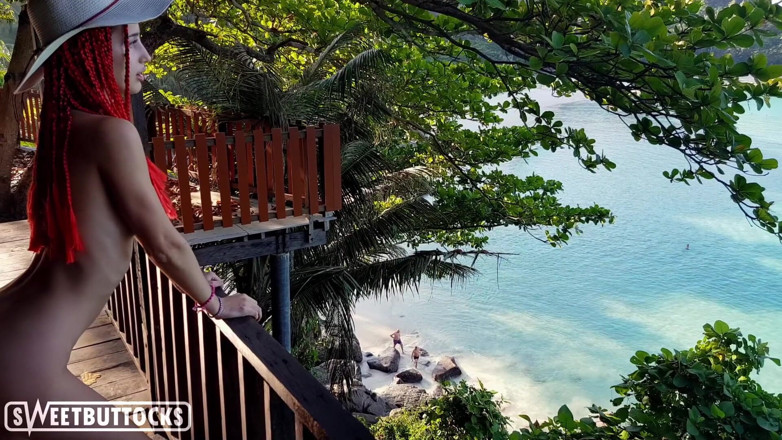 SweetButtocks: Świetna laska nago odpoczywa na plaży i pływa w morzu