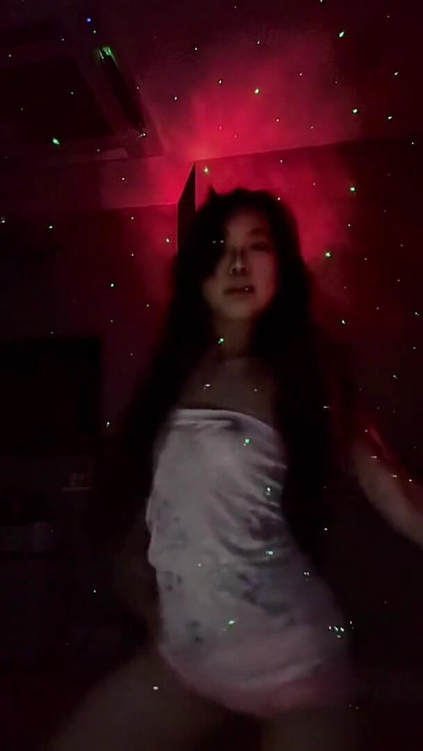 Qi Queen: セクシーなダンス動画の裏に隠された魅力的なもの