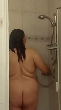 Reife Frau Mit Kleinen Brüsten & Dickem Po Unter Der Dusche