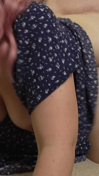 Une femme à forte poitrine en robe bleue se fait baiser par derrière et reçoit une éjac sur ses seins