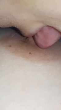 Sexy lesbická trojka s lízáním, líbáním, sáním, kousáním bradavek