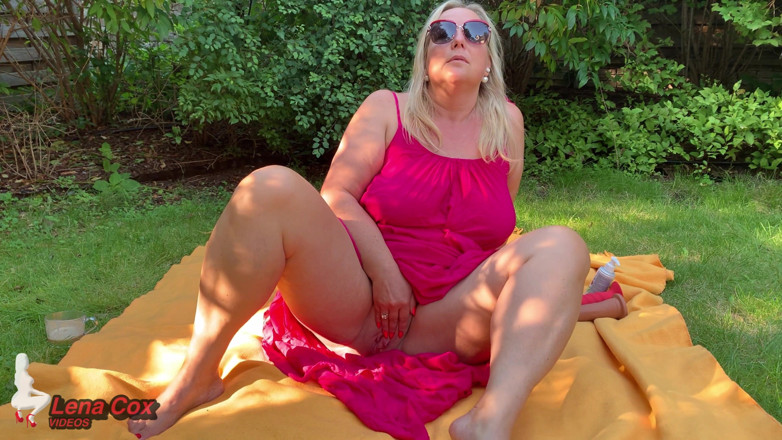 Lena Cox: Hot wife lena - masturbazione in giardino con dildo - veri orgasmi...