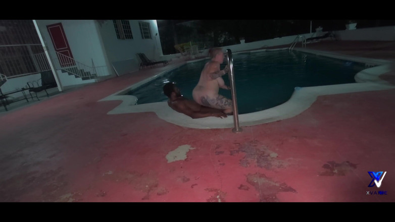 Mr.Freaky69Ja: Valentão à beira da piscina