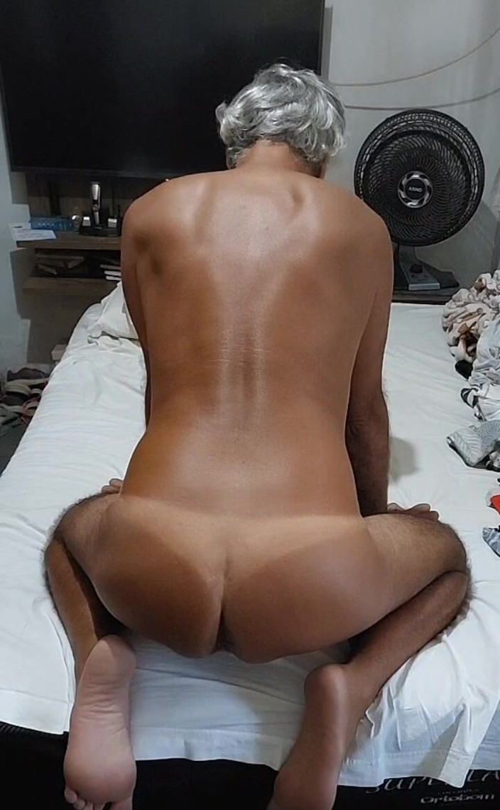 Ladysilvas: Nahá Ladysilva v posteli předvádí svůj sexy opálený zadek na...