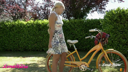Lena Nitro: Bike has broken in the park but I got help