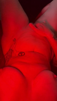 POV seule à la maison et excitée me doigte la chatte