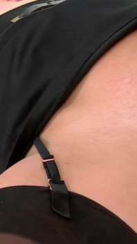 Prima scenă 4 profesoară MILF Tara Latex își fute elevul în clasă