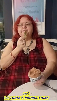 Hemşire Vicki burada öğle yemeği yiyor ve sonra lezzetli dondurmanın tadını çıkarıyor