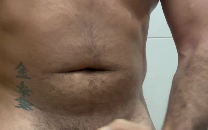 Licking me with pleasure: Eu fui ao banheiro para aliviar minha excitação masturbando e...
