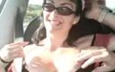 Mary Rider Pornstar: Montrer ses seins dans la voiture