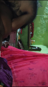 Seksi sangeeta yenge pembe amcığını gösteriyor ve erkek arkadaşına güzel derin sakso çekiyor