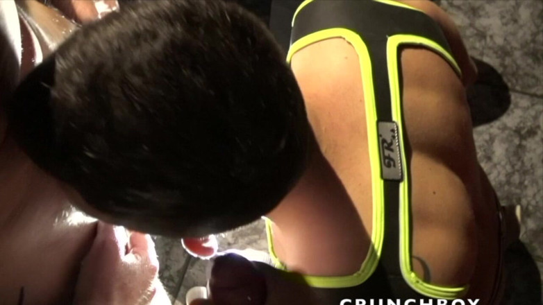 Bare pornstars from Barcelona: Une salope reçoit un creampie par sa grosse bite de...