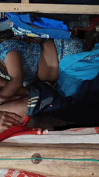 Une bhabhi indienne sexy se fait lécher la chatte et baiser salut de son amant Ke Saat