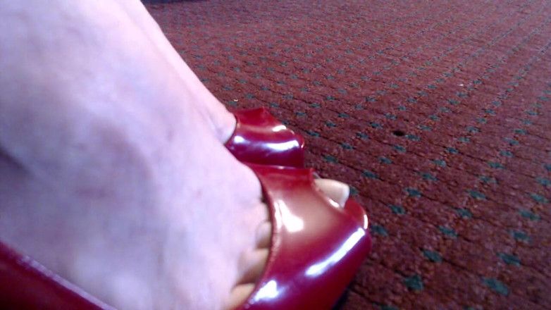 Abby Anna: Uñas largas reales, con cabente rojo, bombas traseras