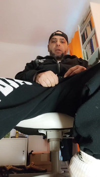 Dirtyjunkbro çorapla oynuyor ve güzel ve ıslak işiyor.