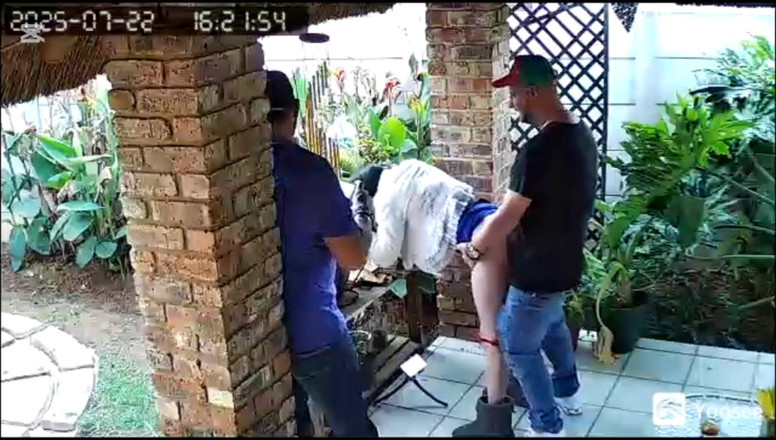 Bigjoefuckalott: La cámara atrapó a mi esposa follando a mis dos...