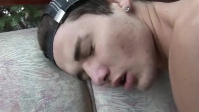 YOUNG FRENCH DUDES FUCKERS: Młody skurwiel bawi się w domu w dyskretny sposób