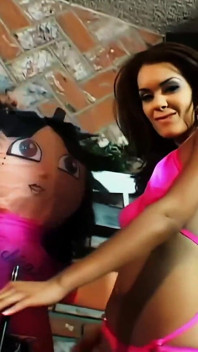 Latina Daisy Marie deepthroat zakar Johnny sebelum menunggangnya dengan keras