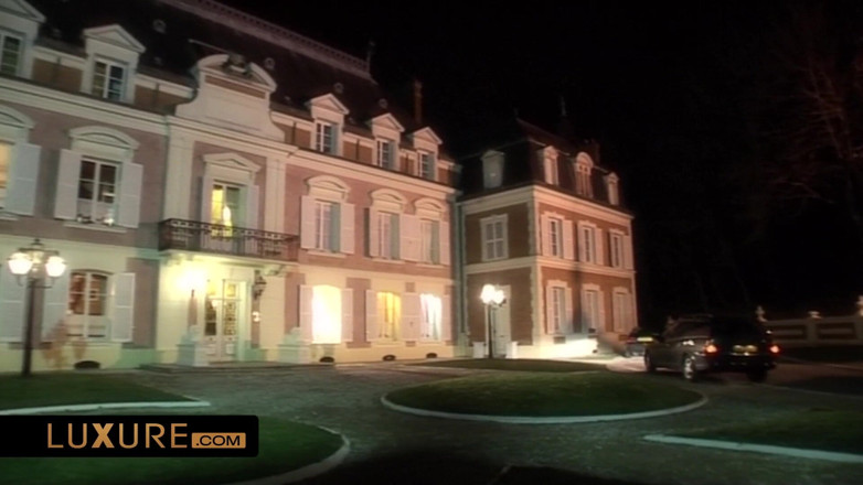 Luxure: Vanessa Goldi in the swinger castle