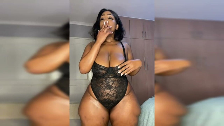 Legendary Booty Overdose: Femeie mare și țâțoasă futând un vibrator și striptease