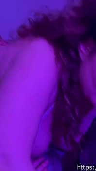 Istri semok ini lagi asik seks threesome sama suami dan temannya!