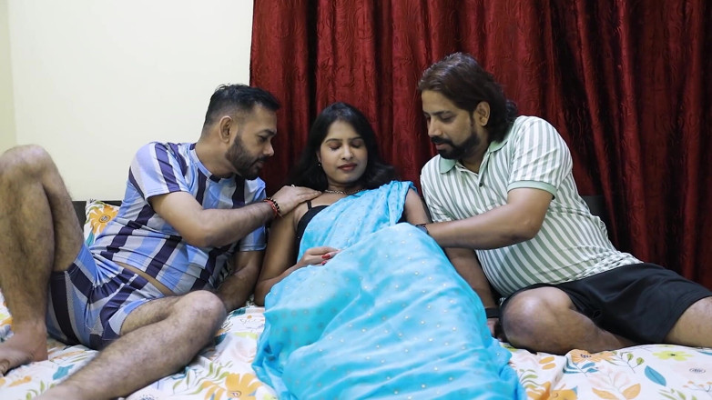 Uncutadda: Gadis seksi ini dientot sama tetangganya dua cowok, seks threesome...