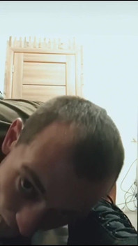 严格的主人命令奴隶舔肮脏的运动鞋