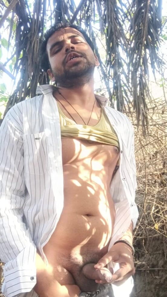 IsmaatDeva: Esbranquiçado creme mijando em floresta sozinho