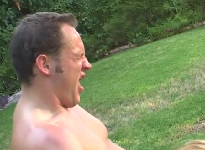 Outdoor pervs: Ateşli anne oğlunun arkadaşlarını onu kontrol yaparken yakalıyor, bu yüzden...