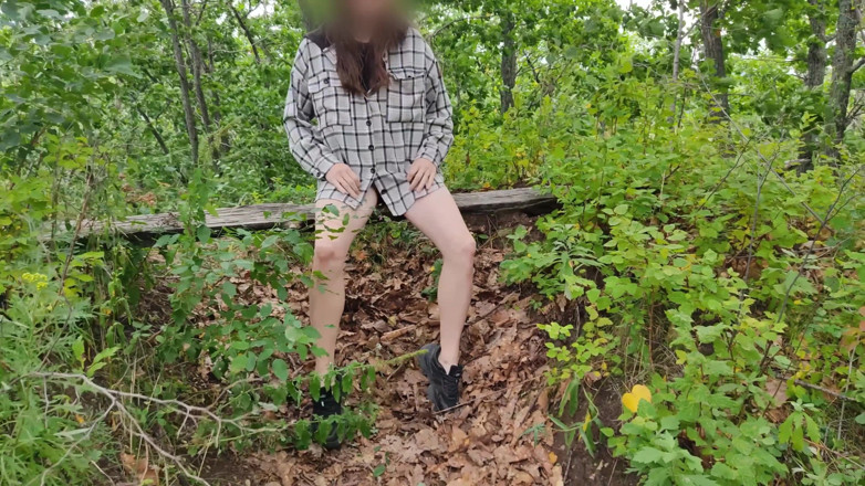 MissPopa: Il mio sedere nudo e respiro aria fresca nella foresta