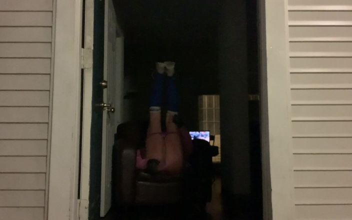 CindieLove: Mariquita exhibicionista en la puerta del apartamento de par en...