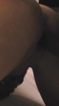 Une MILF blanche séduisante aime se faire baiser dans sa chatte mouillée par une grosse bite noire