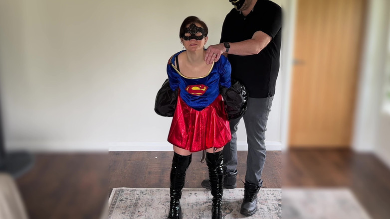 Queen-Lucy: Super Eroina capturată, reținută, cu căluș și atinsă, biciuită, tachinată, sado-maso